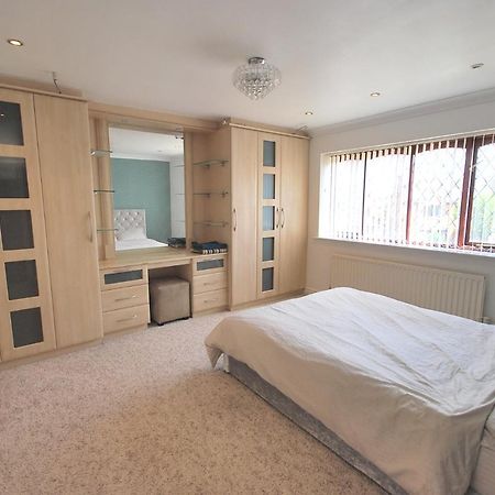 Entire And Exclusive Four Bed Detached Villa Lostock Luaran gambar