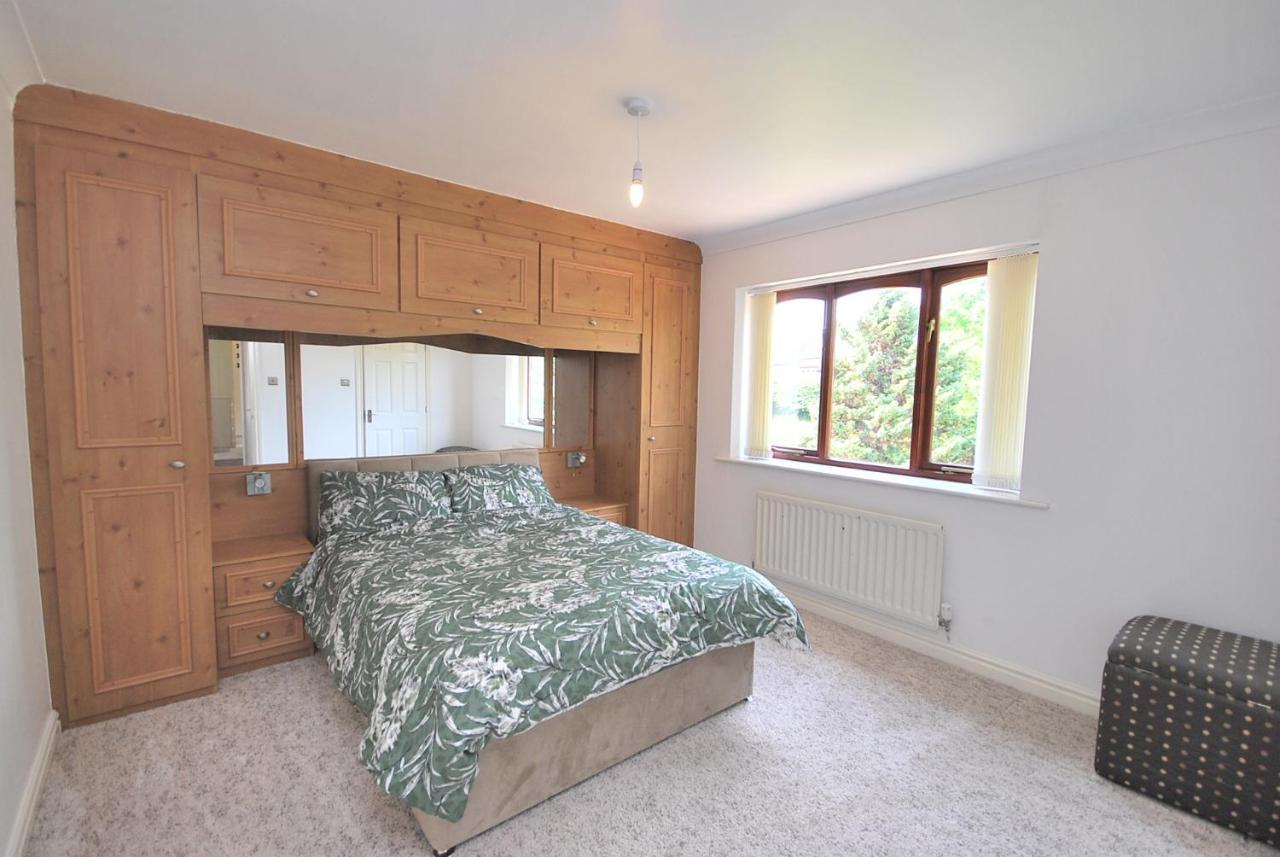 Entire And Exclusive Four Bed Detached Villa Lostock Luaran gambar