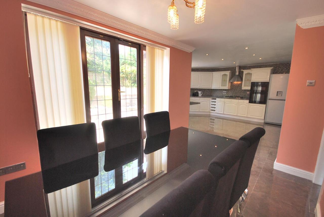 Entire And Exclusive Four Bed Detached Villa Lostock Luaran gambar