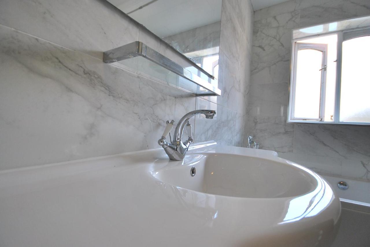 Entire And Exclusive Four Bed Detached Villa Lostock Luaran gambar