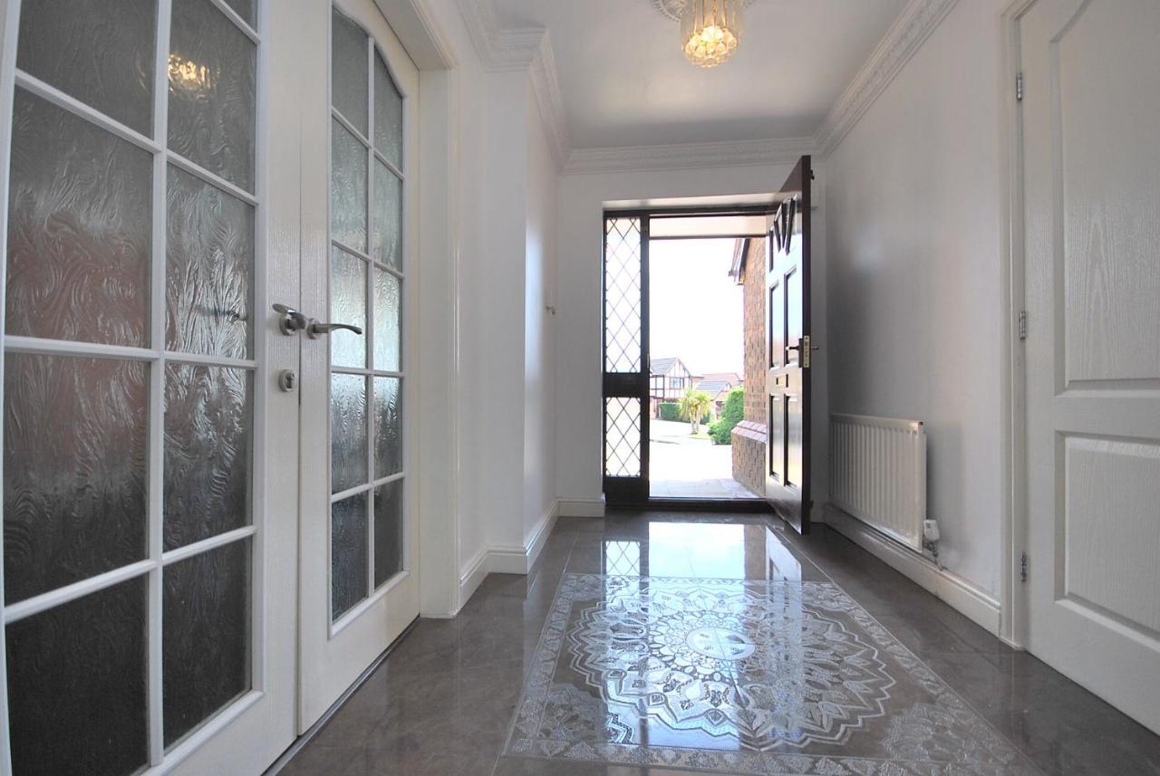 Entire And Exclusive Four Bed Detached Villa Lostock Luaran gambar