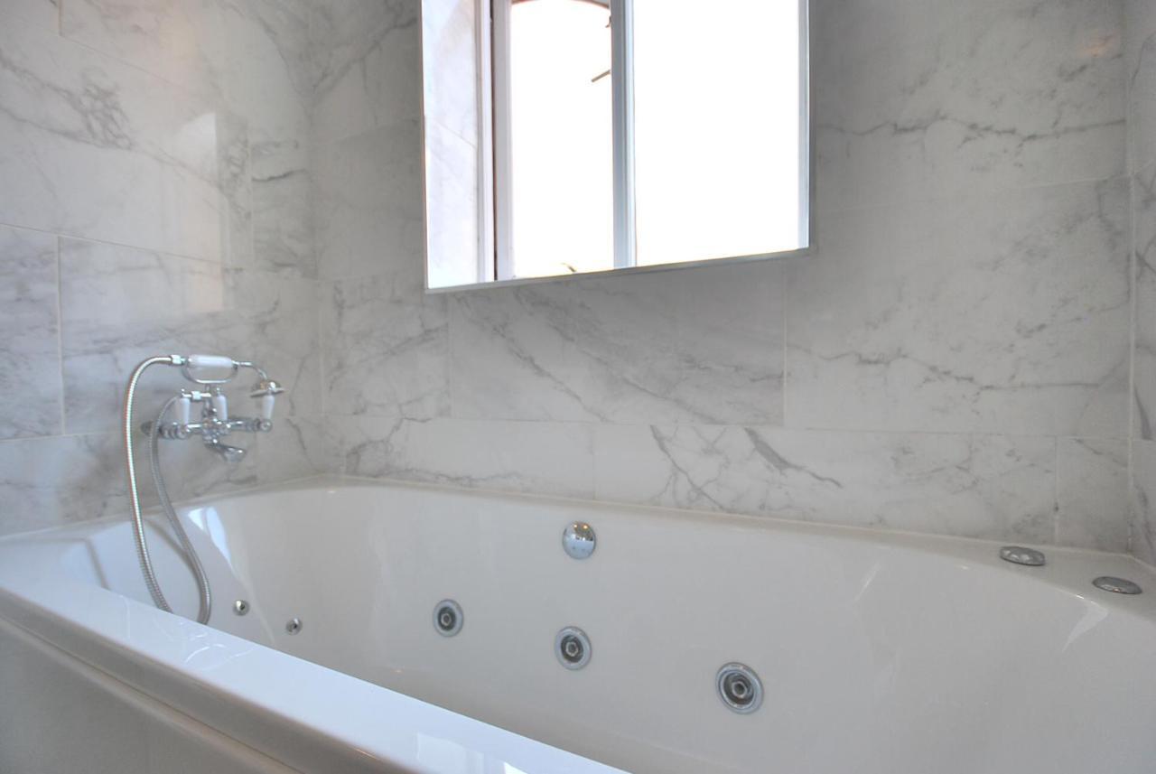Entire And Exclusive Four Bed Detached Villa Lostock Luaran gambar