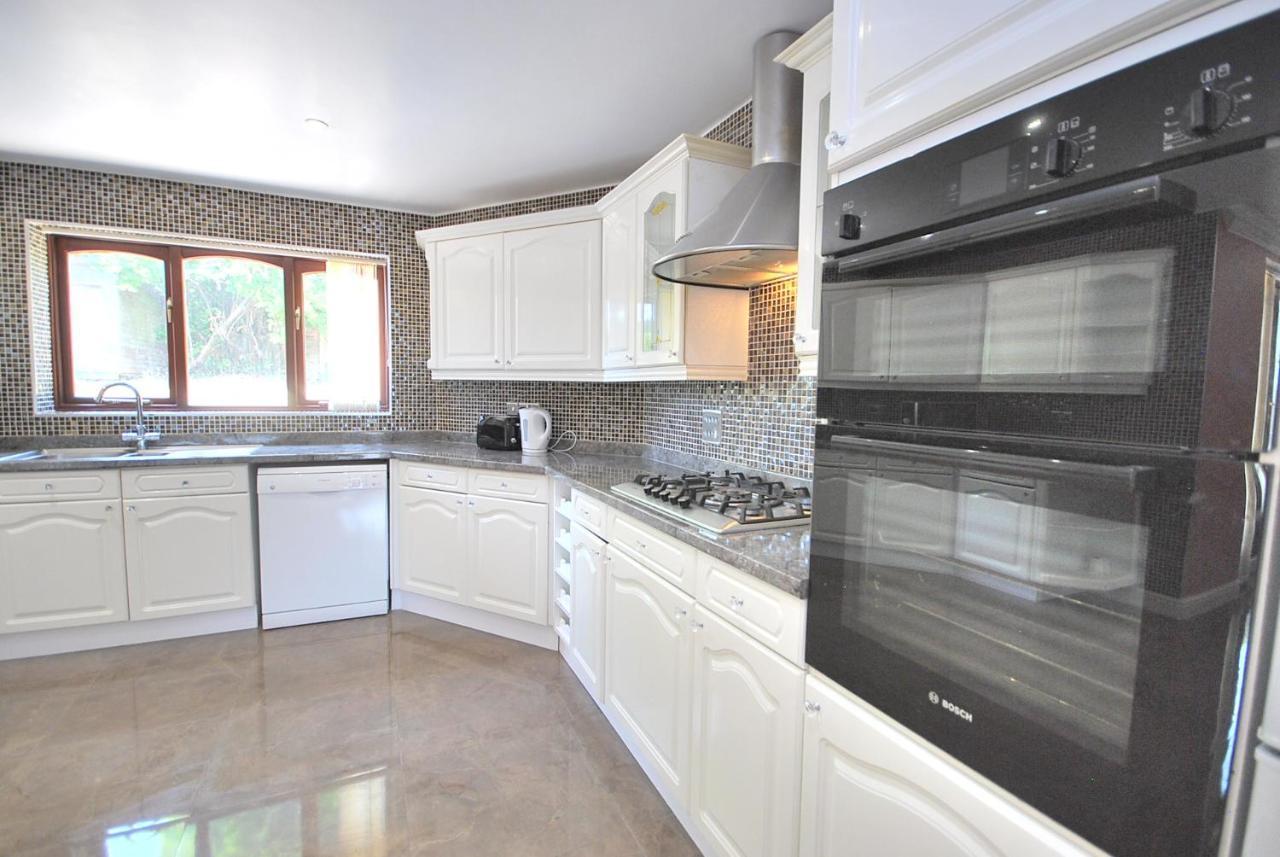 Entire And Exclusive Four Bed Detached Villa Lostock Luaran gambar