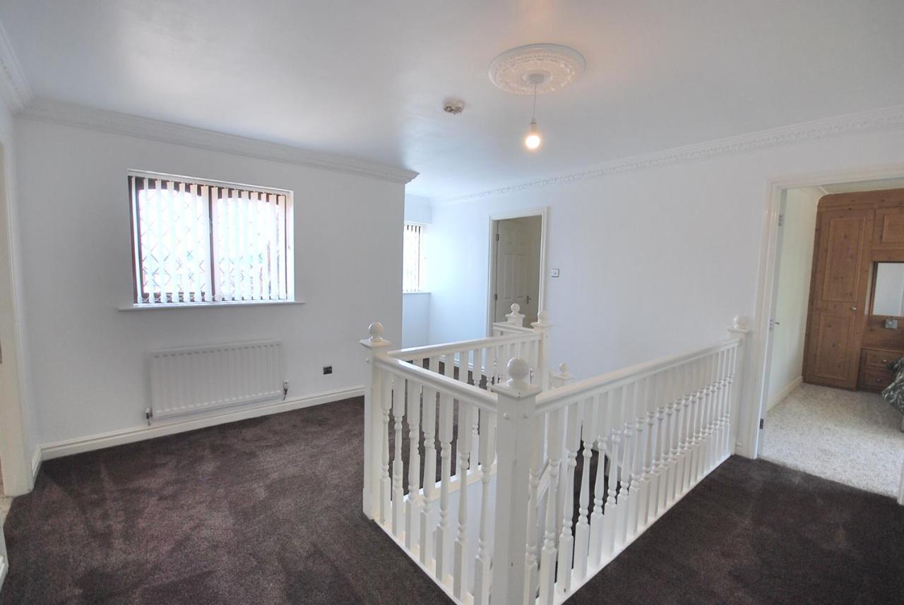Entire And Exclusive Four Bed Detached Villa Lostock Luaran gambar